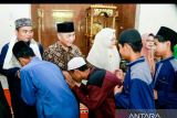 Pj Bupati Muba bagikan sembako dan THR ke santri ponpes