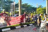 DPR RI dan DPC PDIP Palangka Raya bagikan ratusan takjil