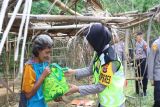 Polres Kulon Progo memberi tali kasih pada warga di Bukit Menoreh