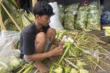 Meraih Rupiah berlipat dari kulit ketupat