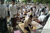 Cawapres Gibran Shalat Idul Fitri di Balai Kota Surakarta