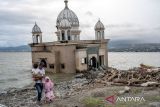 Wisata masjid terapung bekas tsunami Palu