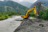 BPBD Kabupaten Sigi kerahkan alat berat untuk normalisasi aliran sungai di Sambo