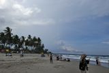 Pengunjung di pantai di Pesisir Barat ramai di libur Lebaran