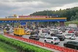 Padat, arus balik kendaraan di Gerbang Tol Kalikangkung Semarang, Jateng