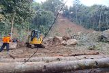 Petugas gabungan tangani longsor di Desa  Kaliori