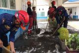 Damkar Palu bantu penanganan banjir bandang di Sigi