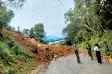 Jalan Nasional Padang-Kerinci tertimbun longsor di Lolo (Video)