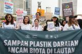 Masyarakat Indonesia diedukasi bahaya sampah plastik