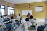 Lani Yuniarti dari keluarga penerima PKH, lulus kuliah hingga diterima PPPK