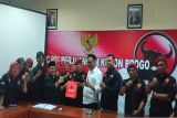 Ketua Ormas PGN mengambil formulir pendaftaran cabup di PDIP Kulon Progo