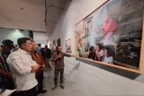 Hadiri Pameran Fotografi dan Seni Rupa di Taman Budaya, Ekos Albar Menangkan Lelang Foto