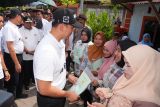 Menteri ATR/BPN menyerahkan 50 sertipikat hasil PTSL di Gowa