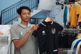 Warga berburu kaos Timnas Indonesia untuk nonton semifinal Timnas