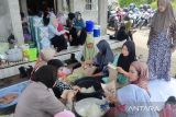 TP PKK Sawahan dirikan dapur umum bantu korban banjir