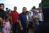 Mantan Gubernur Sulsel salurkan bantuan beras kepada korban banjir Wajo