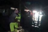 Anggota polisi gendong warga sakit stroke uang terjebak banjir di OKU