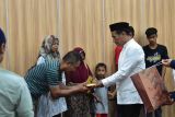 Mentan memberikan bantuan dan santunan anak yatim dan korban banjir di Sulsel