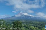 Gunung Semeru enam kali erupsi terus menerus pada Sabtu pagi