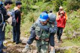 SAR evakuasi pendaki perempuan hipotermia dari Gunung Bawakaraeng