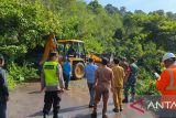 Polisi kerahkan alat berat tangani  longsor di Empat Lawang