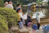 Polisi bagikan 2.000 liter air bersih siap  minum ke warga OKI