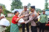 Polres Manggarai Timur salurkan bansos kepada puluhan lansia