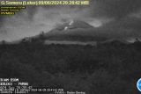 Gunung Semeru erupsi disertai guguran lava pijar pada Ahad malam
