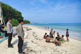 Polisi imbau wisatawan berhati-hati berenang di pantai Pesisir Barat