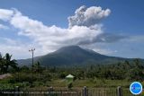 Gunung Lewotobi erupsi 1.000 meter di atas puncak