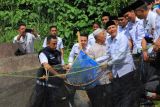 Bupati Sabar AS lepaskan 3.000 bibit ikan garing disungai kampung tongah petok Timur