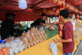 Penjualan kue kering lebaran di Aceh Barat