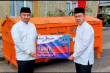 Bank Nagari serahkan bantuan kontainer bak sampah ke Pemkab Dharmasraya