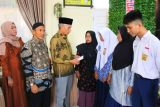 Disdikbud Padang Panjang serahkan bantuan siswa terdampak banjir bandang