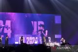 B.I ajak penggemar menari bersama di konser Jakarta