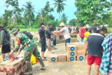 Kodim Palu serahkan bantuan kemanusiaan bagi korban banjir di Parigi Mautong