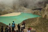 Gunung Kelimutu di Ende bertatus waspada