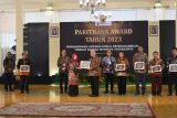 Wagub DIY menyerahkan Paritrana Award 2023 untuk puluhan penerima