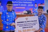 Pj Gubernur Sulsel memberikan dana hibah sejumlah masjid di Pinrang