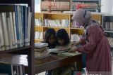 Mengisi libur sekolah di perpustakaan