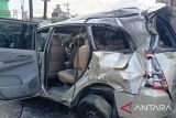 Polisi evakuasi minibus tertabrak   kereta api di Baturaja