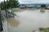 Air sungai mulai meluap di sekitar bantaran sungai kawasan Jembatan Palu III