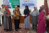 Bupati Agam salurkan bantuan modal usaha bagi korban banjir bandang