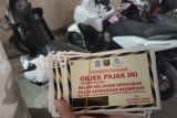 Bapenda Lampung pasangi stiker kendaraan penunggak pajak