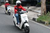 Berikut tips aman berkendara dengan sepeda motor listrik