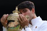 Alcaraz kalahkan Djokovic untuk mempertahankan juara Wimbledon