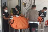 Polisi ungkap dugaan penyebab sepasang lansia membusuk di tempat tidur