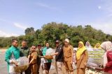 Pemnag Binjai Tapanterima 10 ribu ekor benih ikan air tawar dari Dinas Perikanan Sumatera Barat