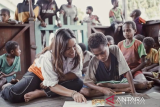 Lewat kampung literasi, WVI dongkrak keterampilan membaca anak Papua