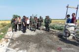 TNI  Demak bantu membangun jalan penghubung dua desa